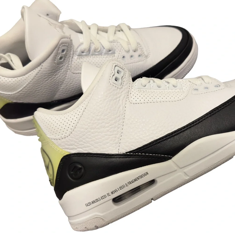 Jordan 3 retro Fragment (yellowing heel tab) Men’s 7/Women’s 9